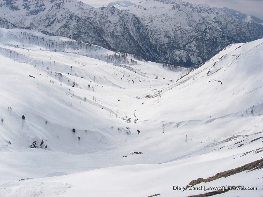 03 I 2 rifugi nella Val Carisole visti dal Montebello.JPG